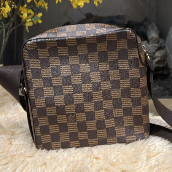 LV  Olav Crossbody bag with dust bag and  Authentication included - Picture 3 of 6